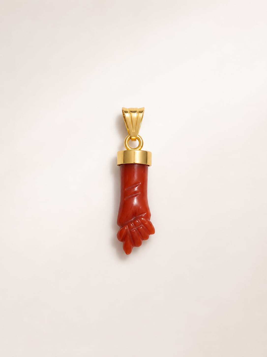 Pendentif petite main corse en corail et or