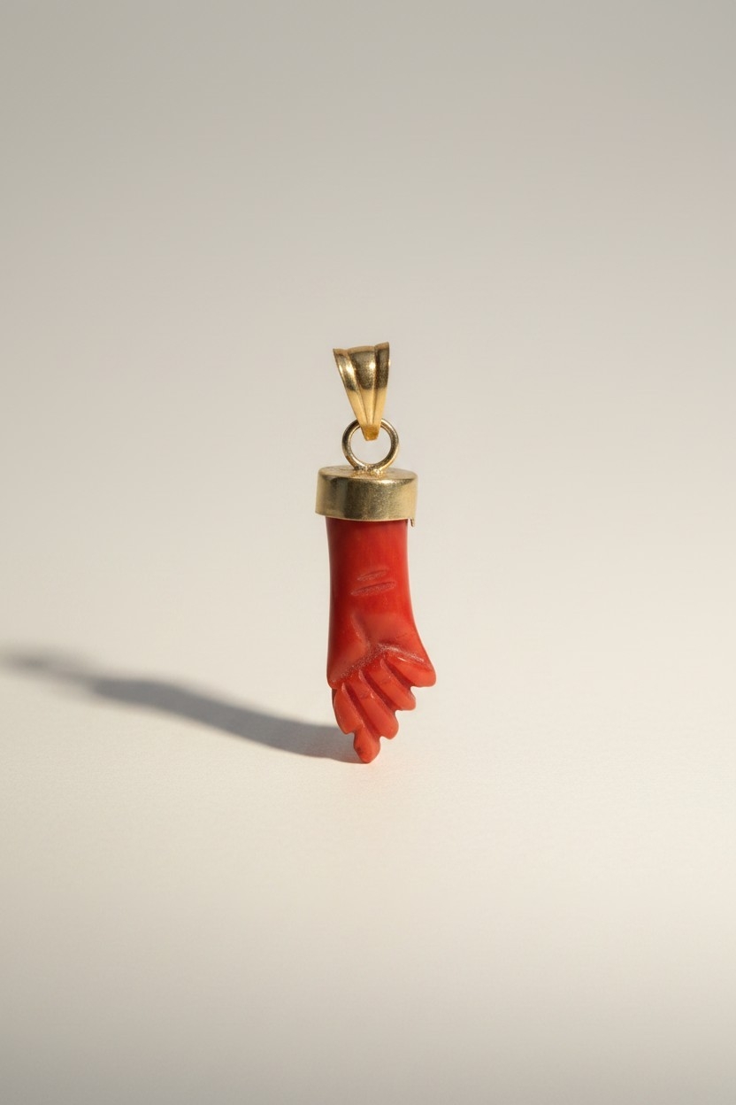 Pendentif main corse en corail véritable – Modèle discret