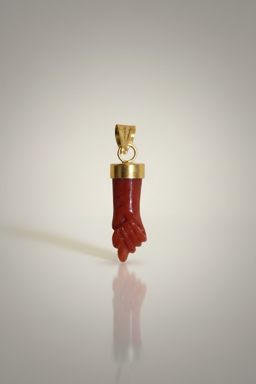 Pendentif main corse traditionnelle en corail véritable
