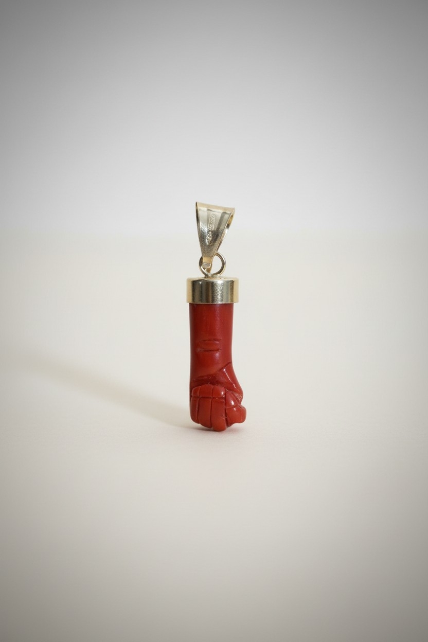 Pendentif main corse moderne en or et corail rouge