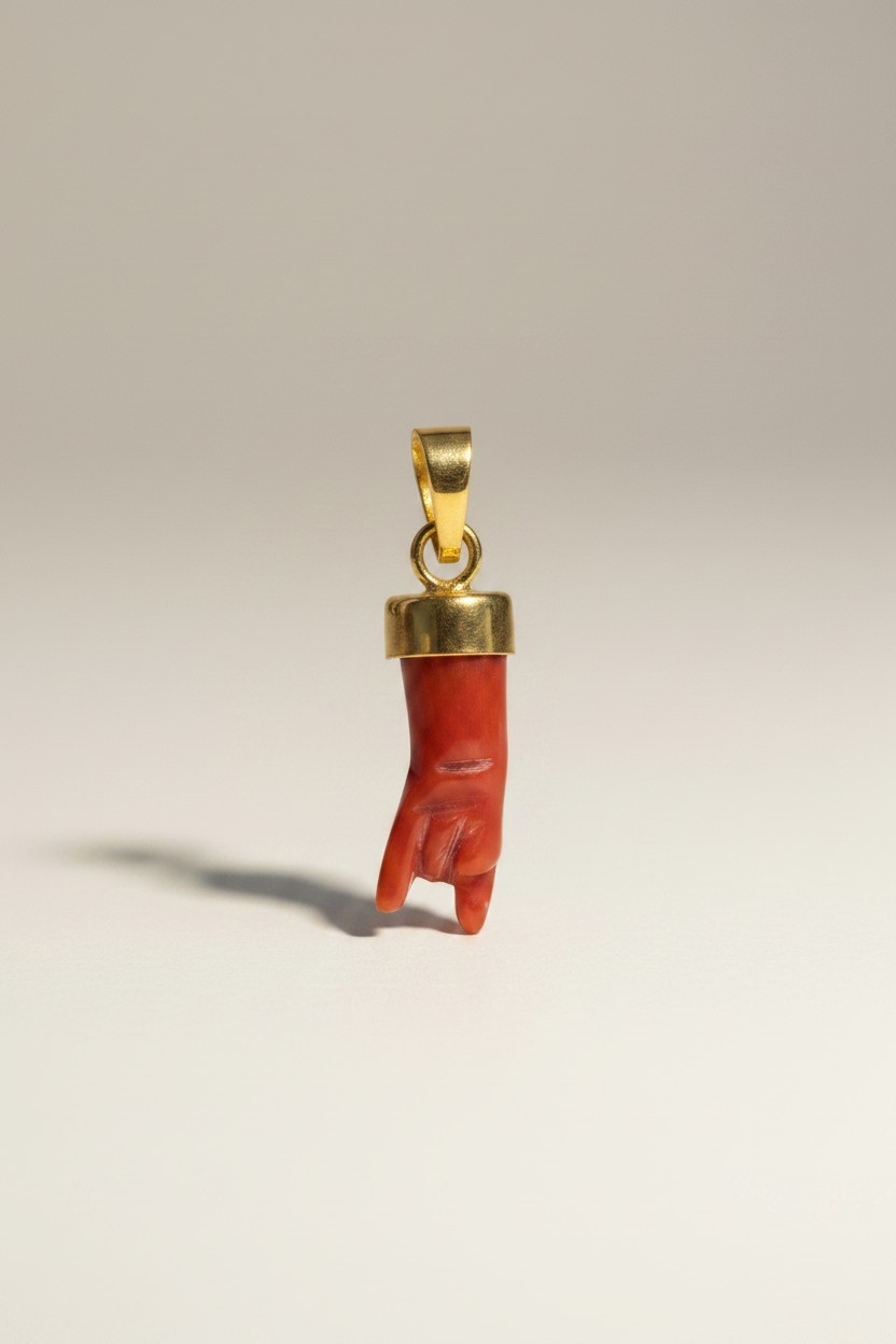 Main corse en corail rouge intense et or