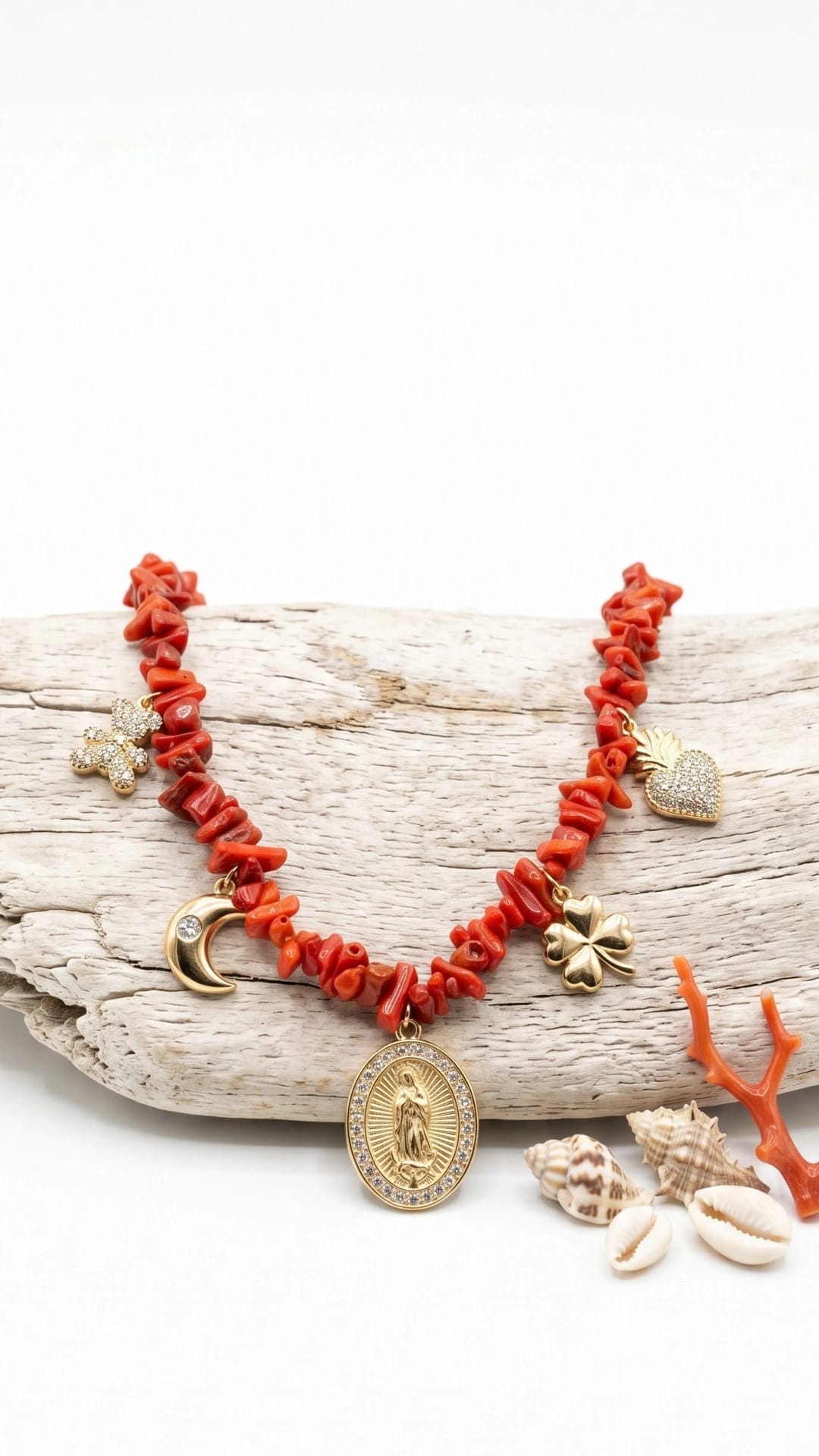Collier femme corse en corail rouge véritable et pendentif religieux