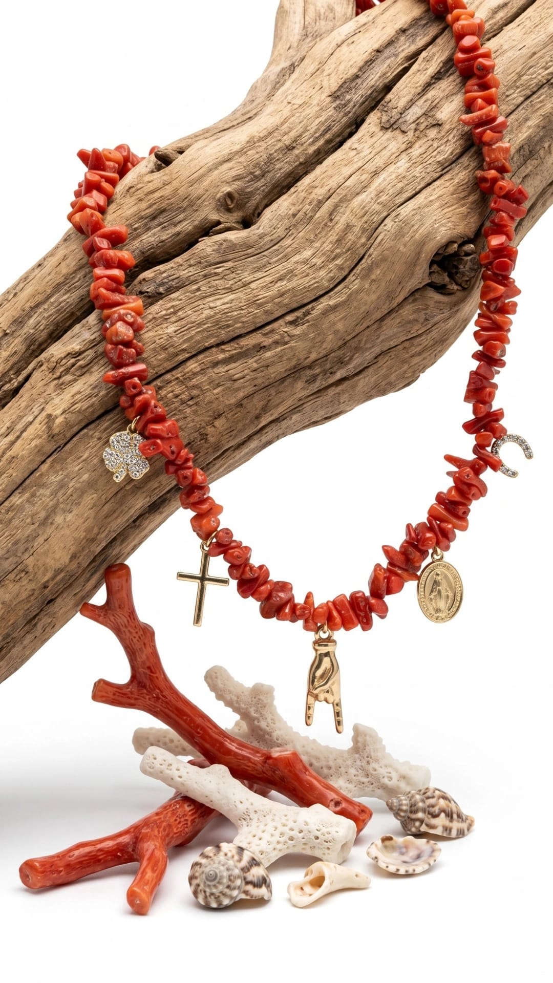 Collier femme en corail rouge véritable et pendentif religieux