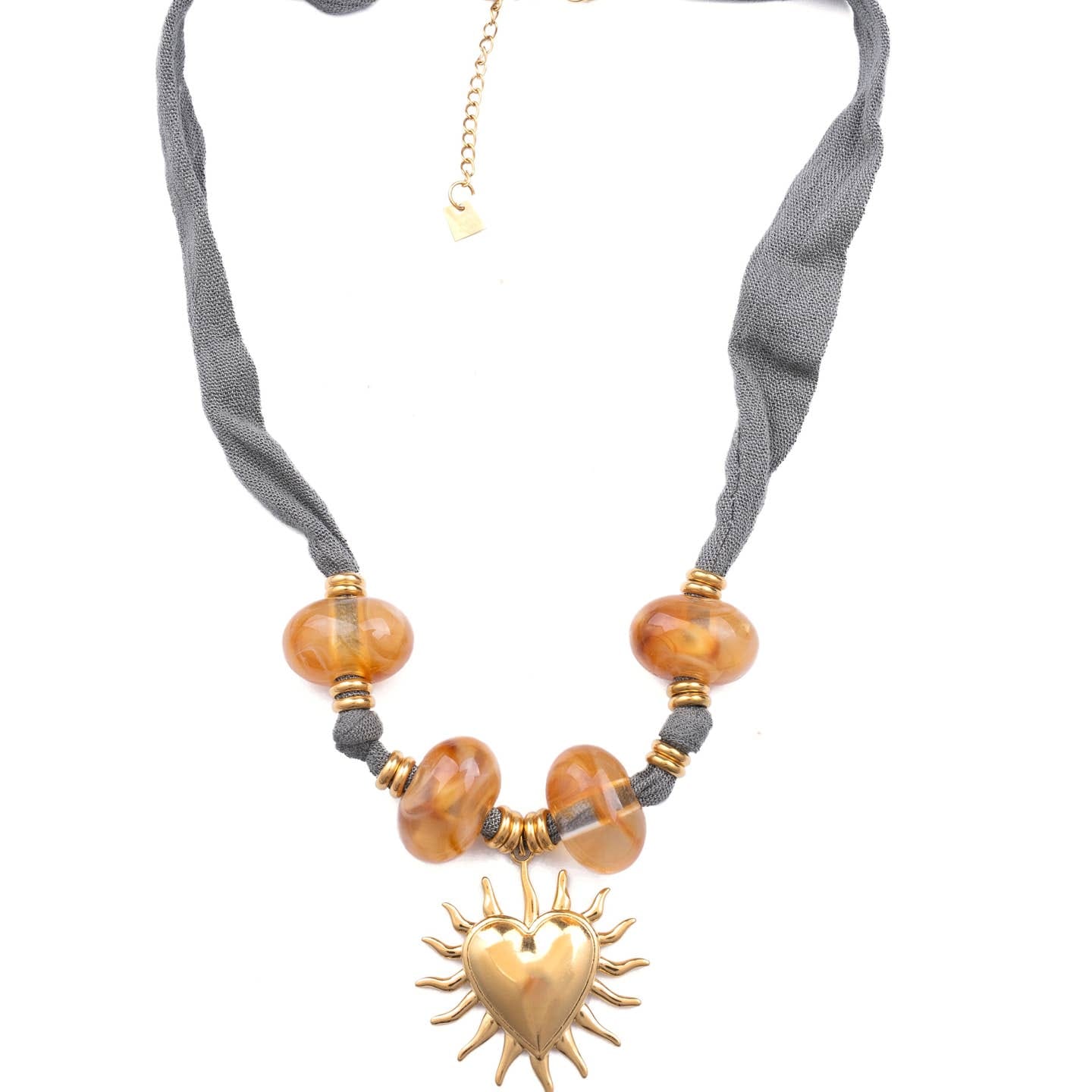Collier Cœur Bohème avec Cordon en Tissu gris et doré