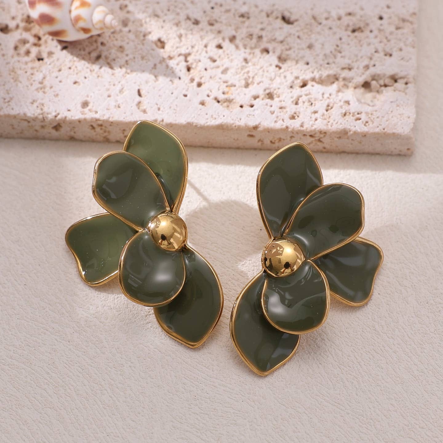 boucles d oreilles pétales de fleurs vertes et dorées