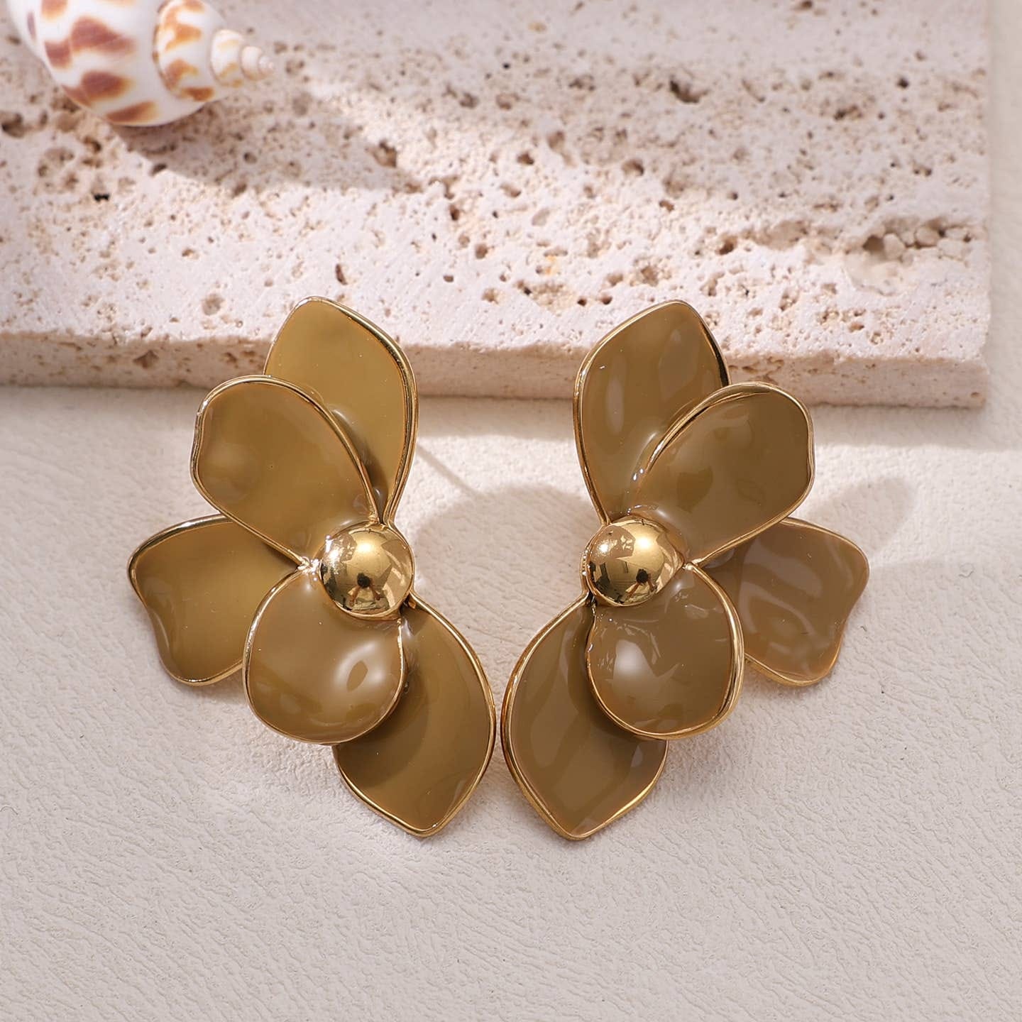 boucles doreilles pétales de fleurs crèmes et dorées