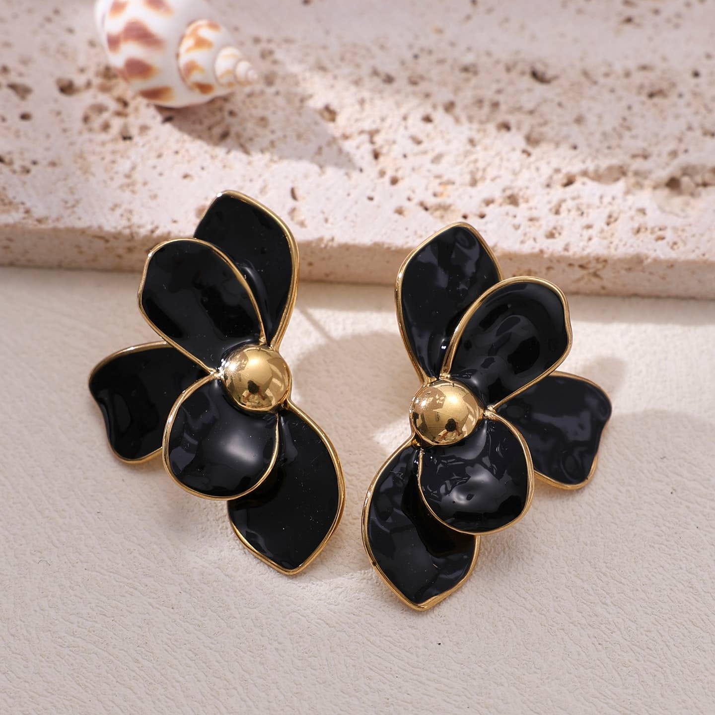boucles doreilles pétales de fleurs noires et dorées