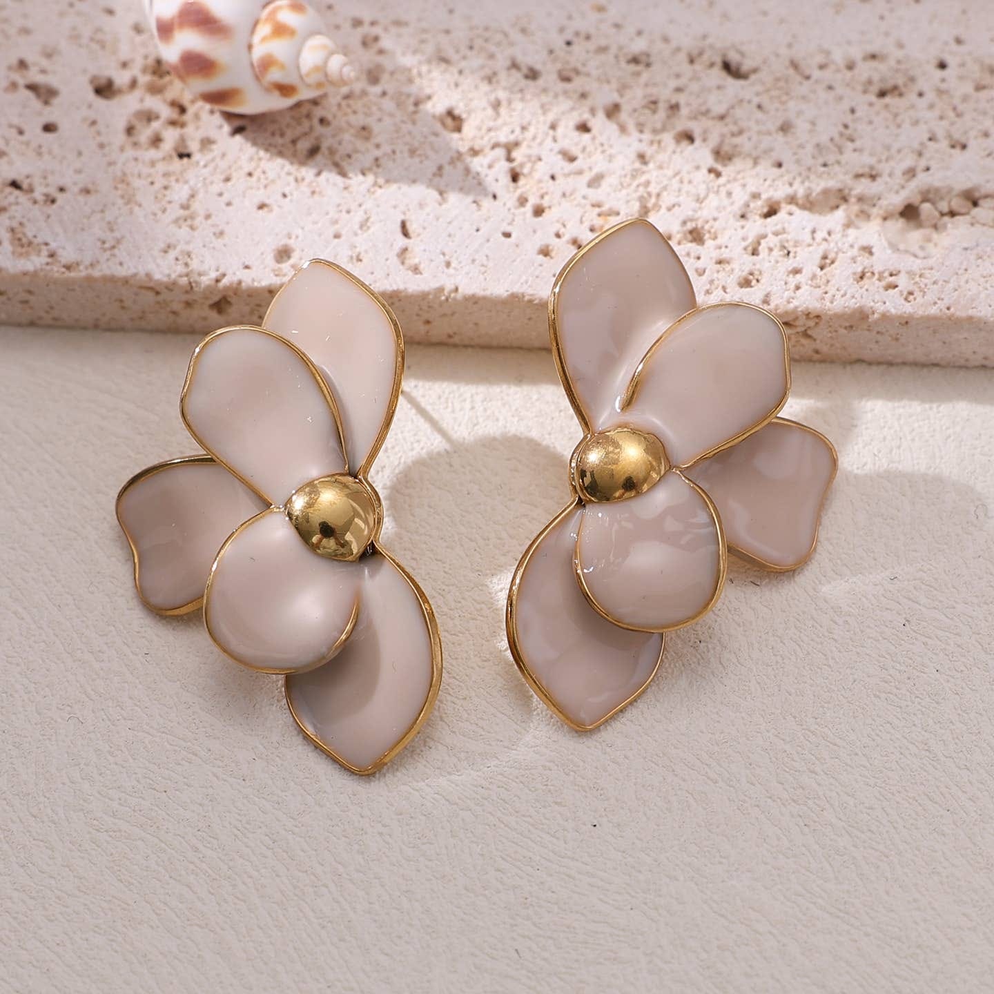 boucles doreilles pétales de fleurs blanches et dorées