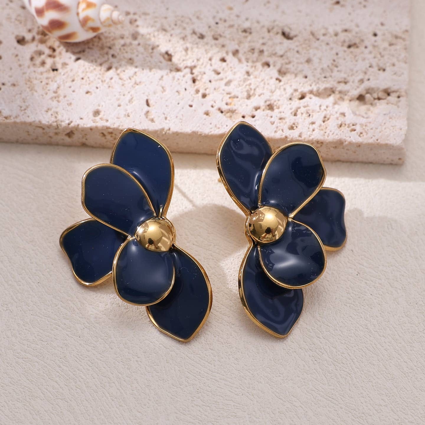 boucles doreilles pétales de fleurs bleu et dorées