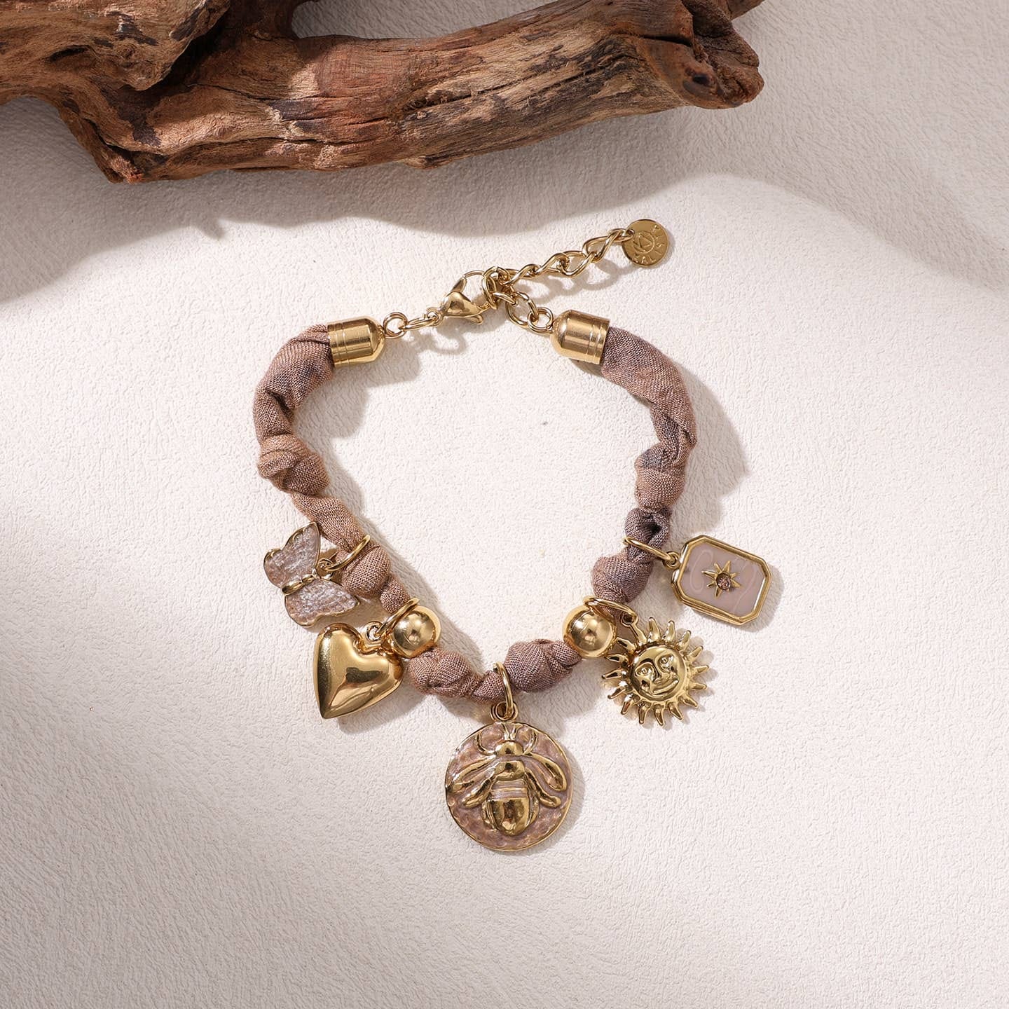 Bracelet femme avec breloques dorées