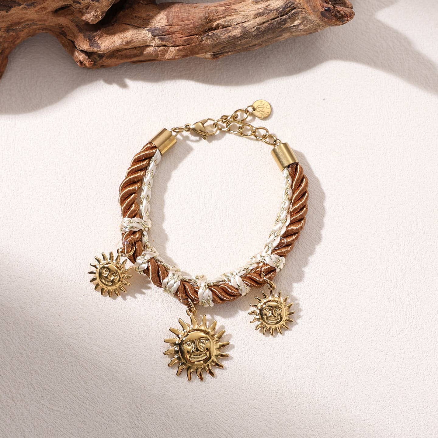 Bracelet femme corde marron et breloques soleil