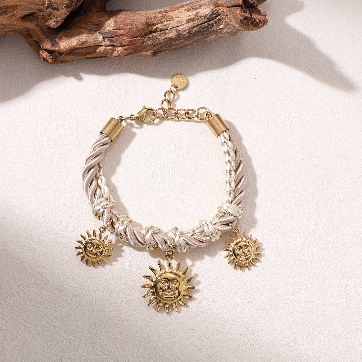 Bracelet femme corde blanche et breloques soleil