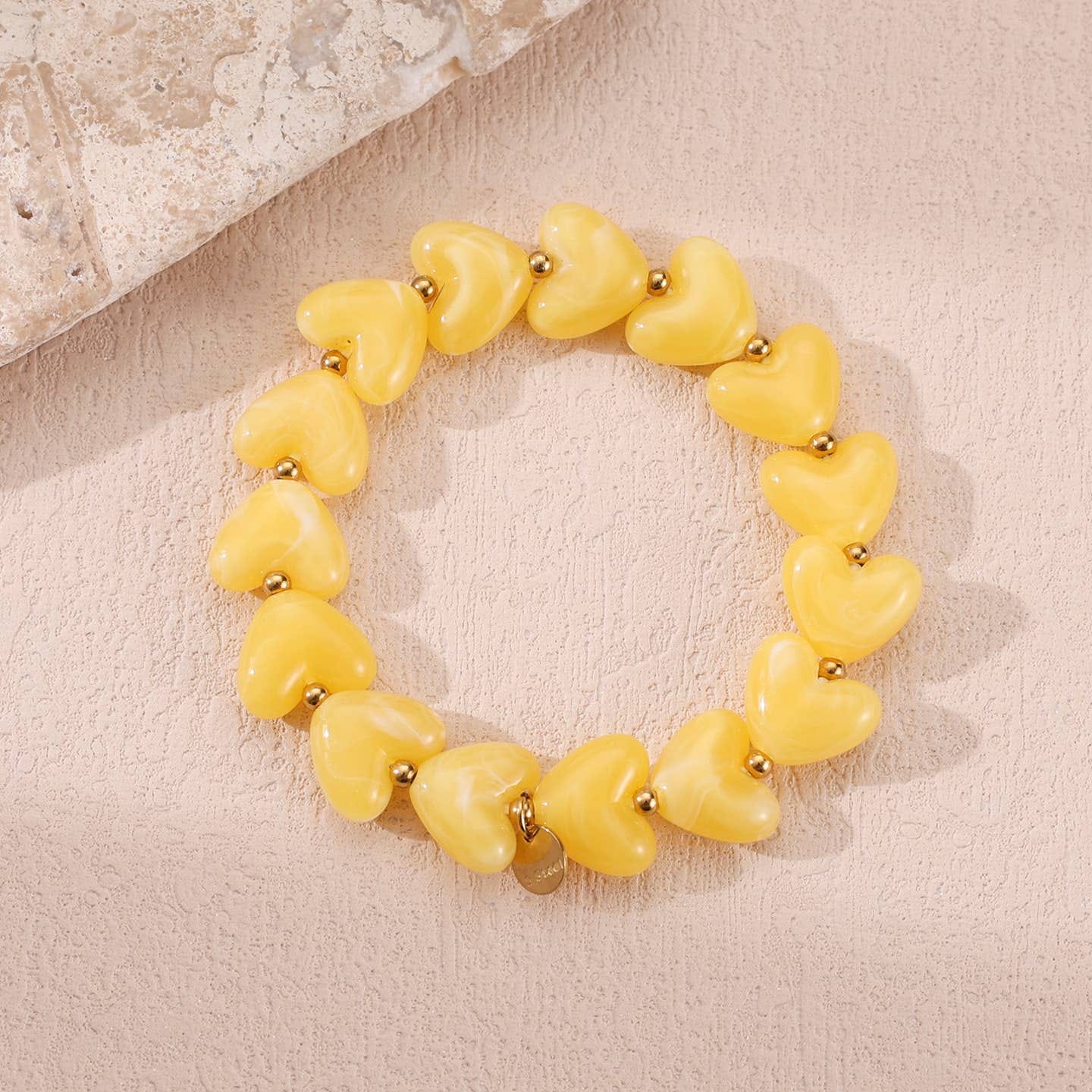 Bracelet femme en élastique &amp; perles en résine jaune en forme de Coeur