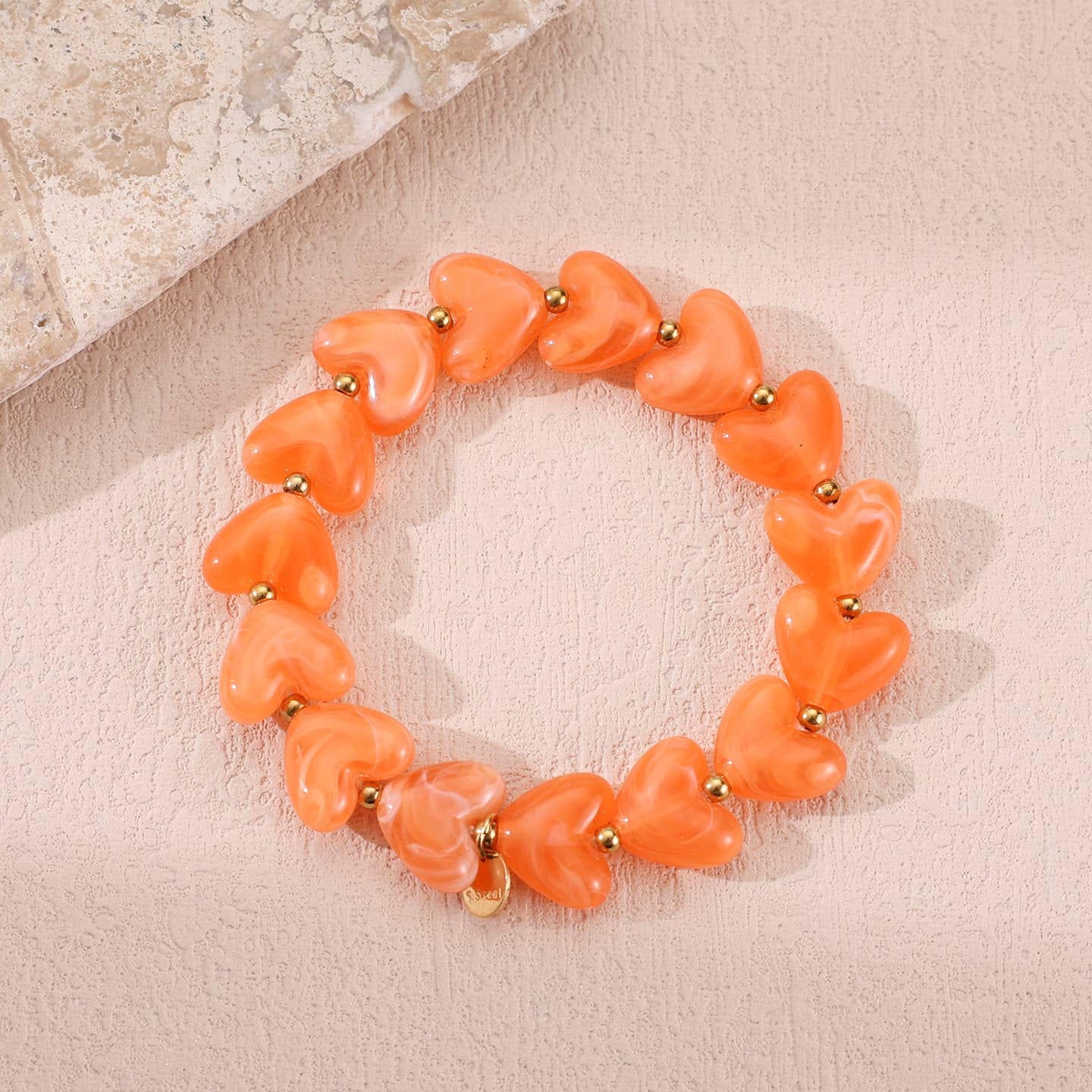 Bracelet femme en élastique &amp; perles en résine orange en forme de Coeur
