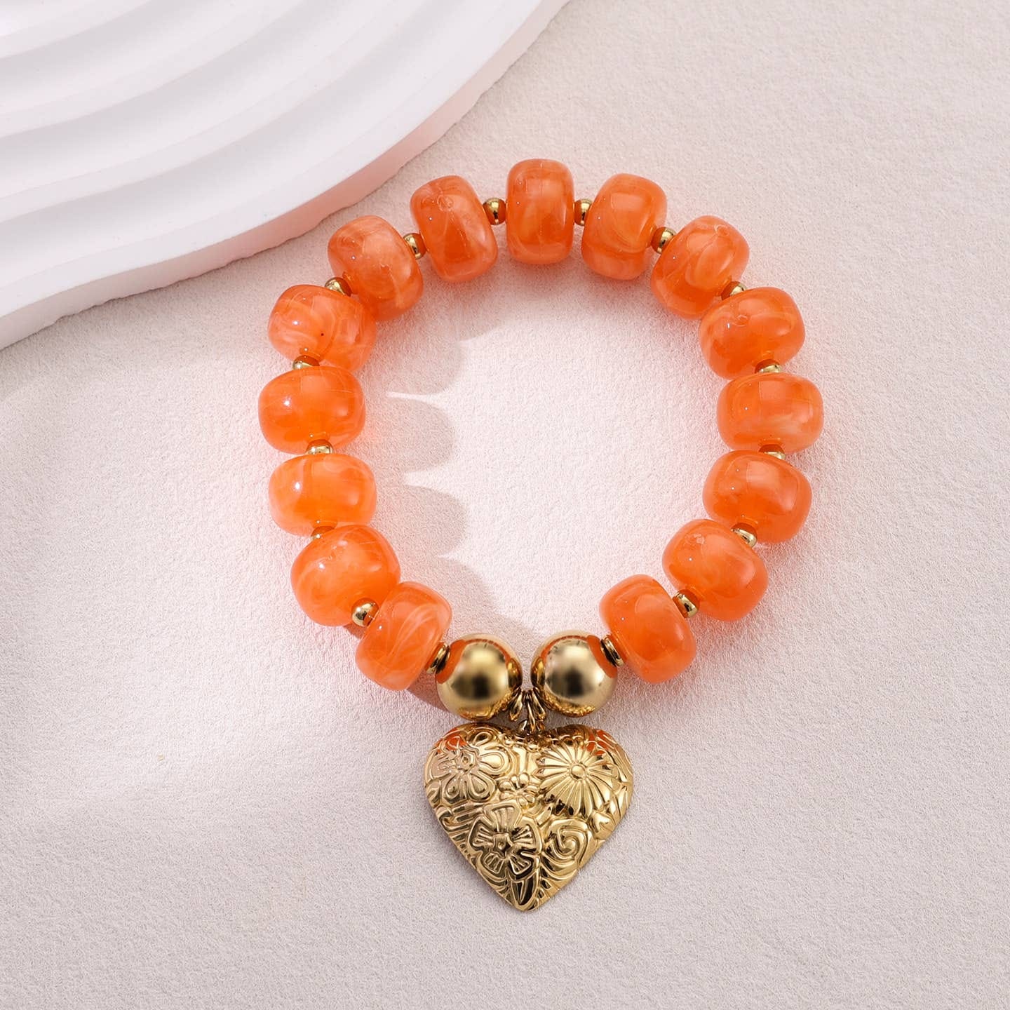 Bracelet élastique &amp; perles en résine en forme de cœur orange