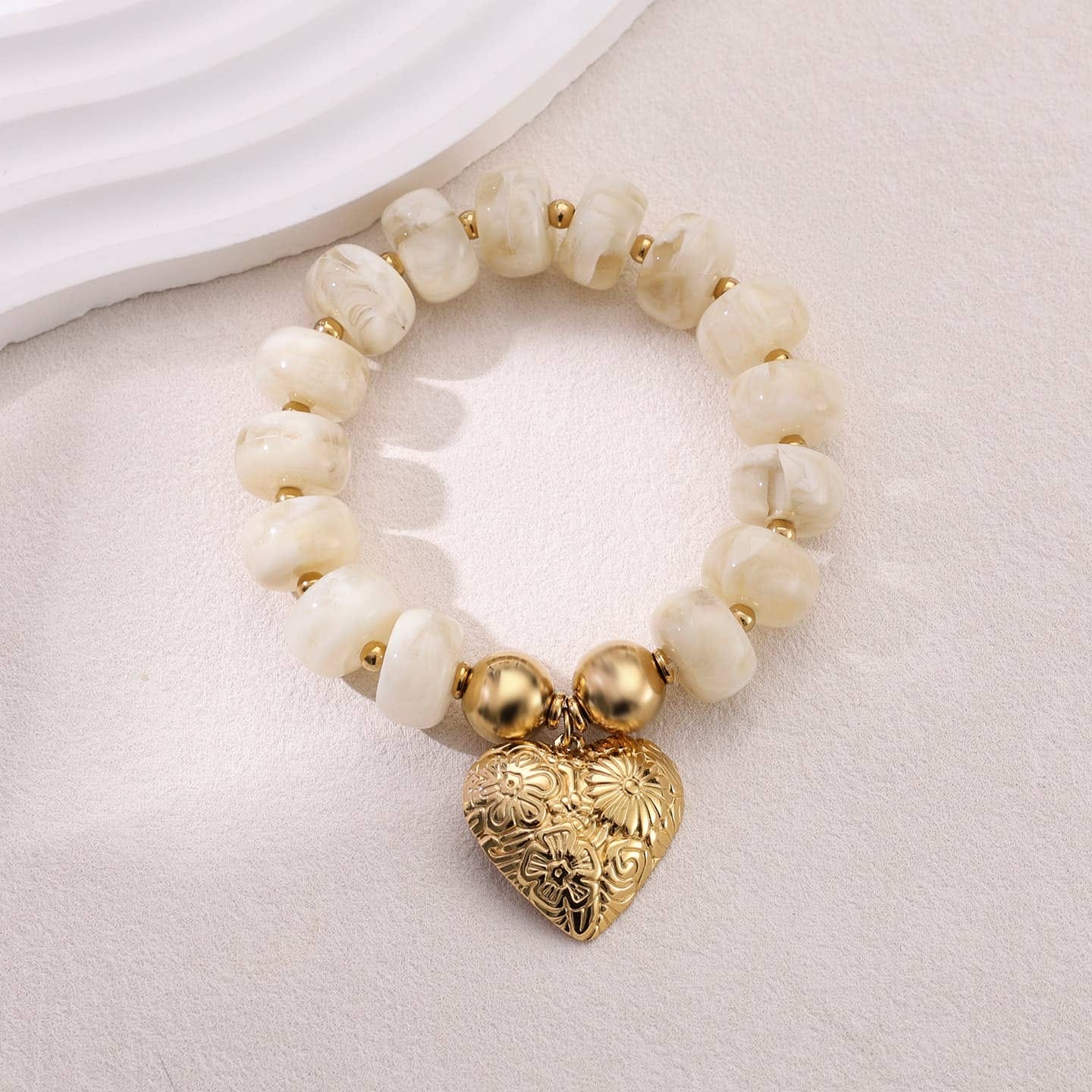 Bracelet élastique &amp; perles en résine en forme de cœur blanc