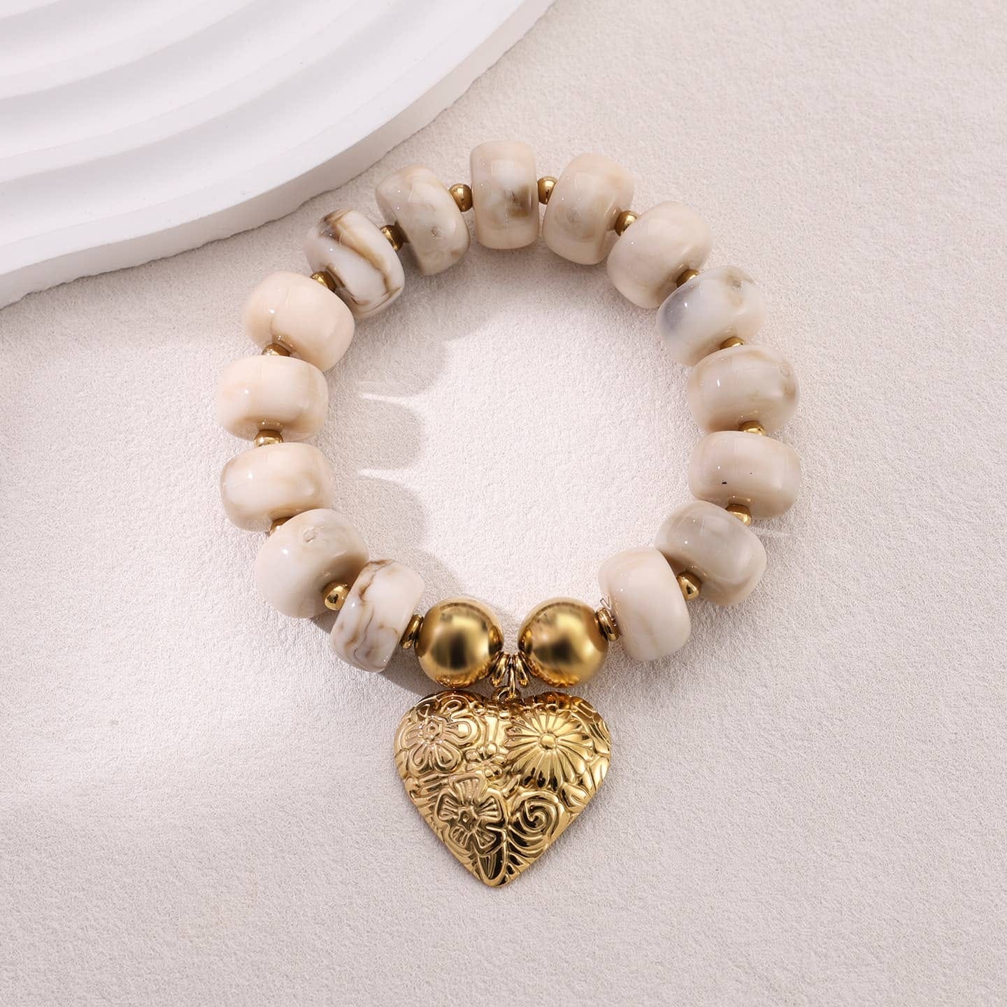 Bracelet élastique &amp; perles en résine en forme de cœur crème