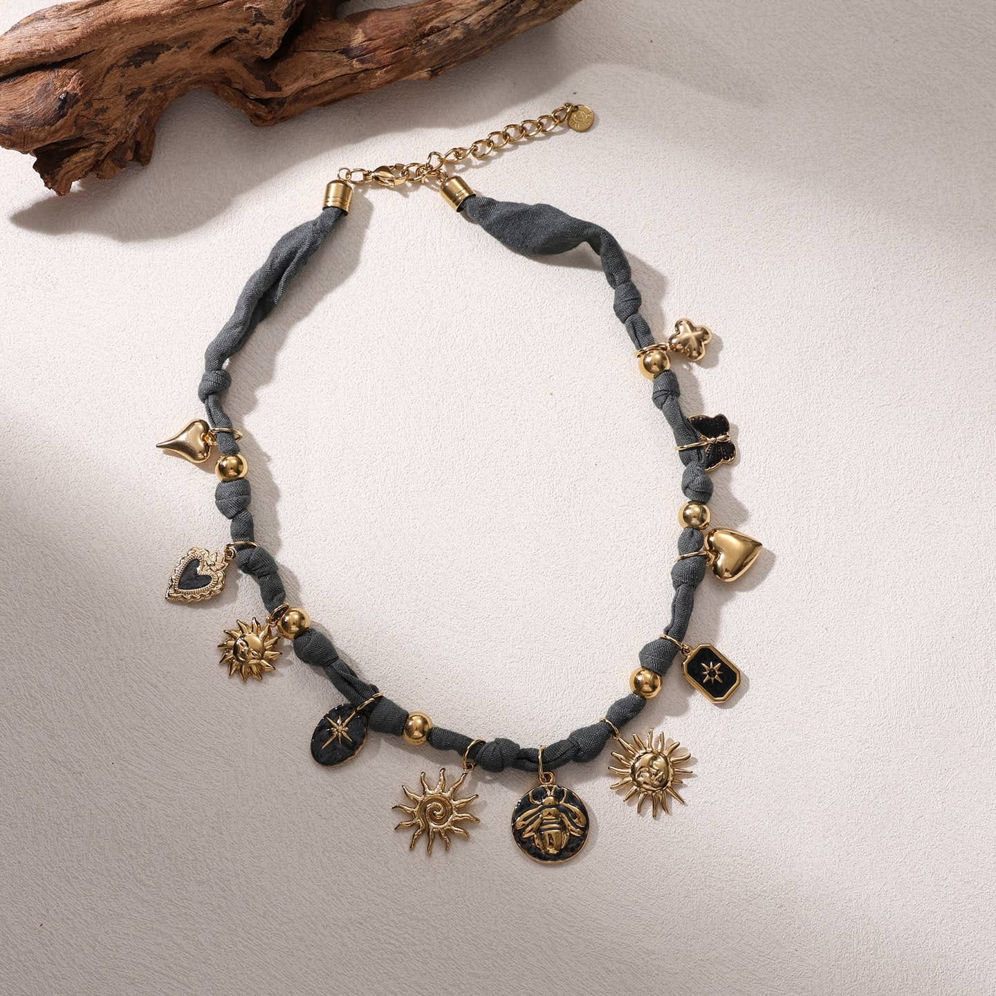 Collier femme avec multiples Breloques dorées soleil
