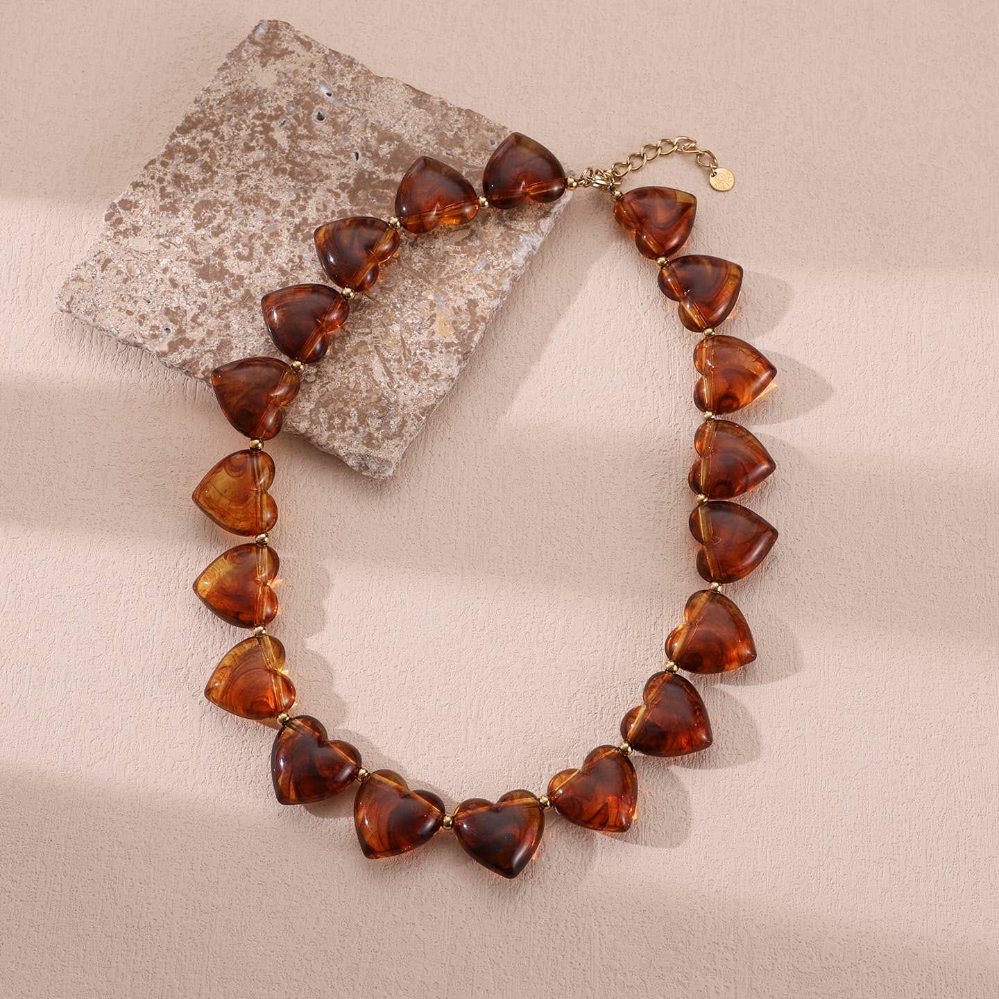 Collier cœur marron en résine et acier inoxydable