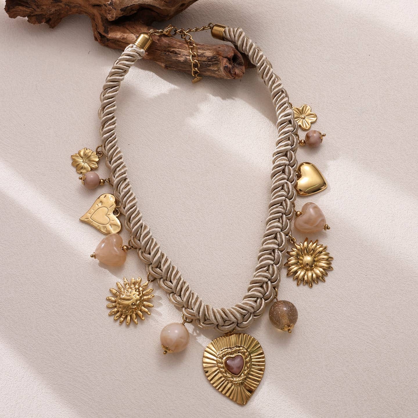 Collier beige &amp; breloques dorées coeur femme