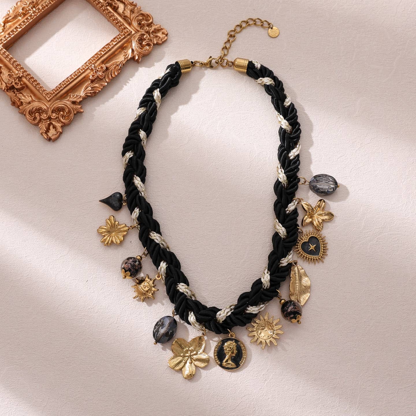 Collier noir &amp; breloques dorées femme
