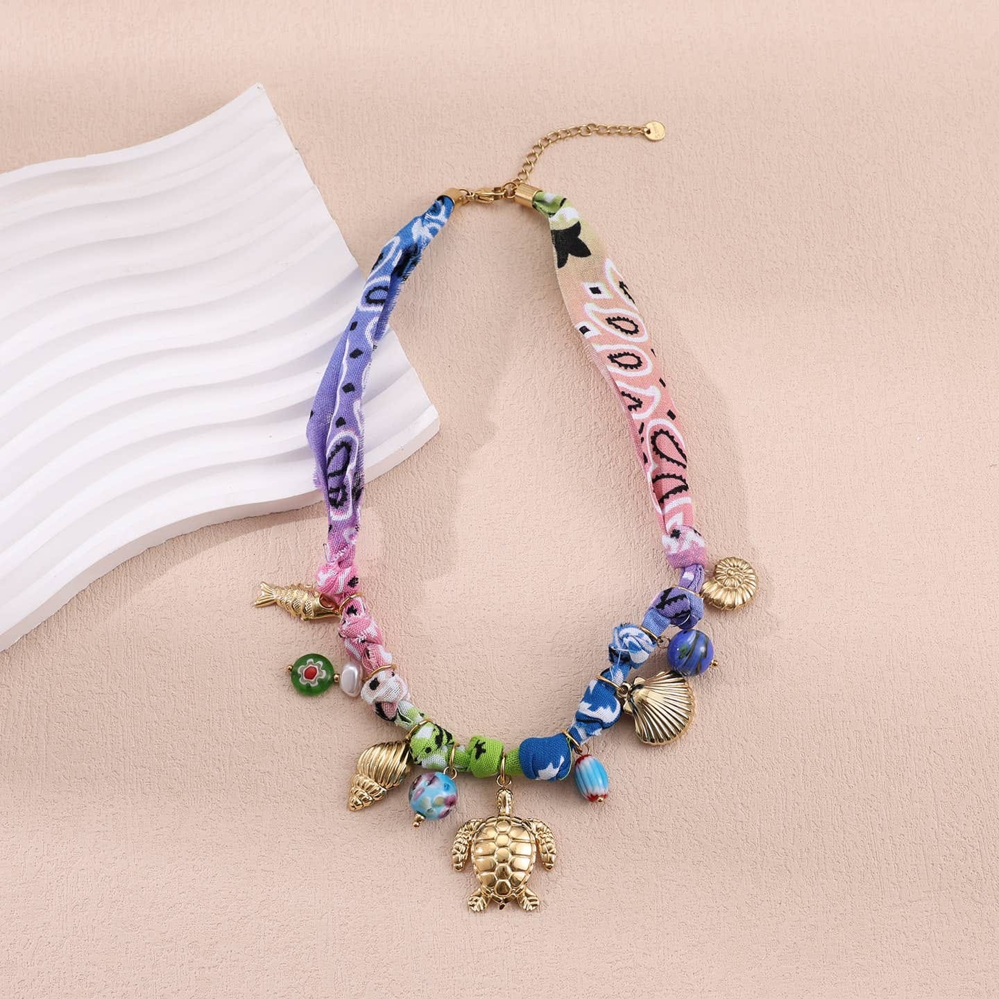 Collier mauve &amp; breloque tortue dorée femme