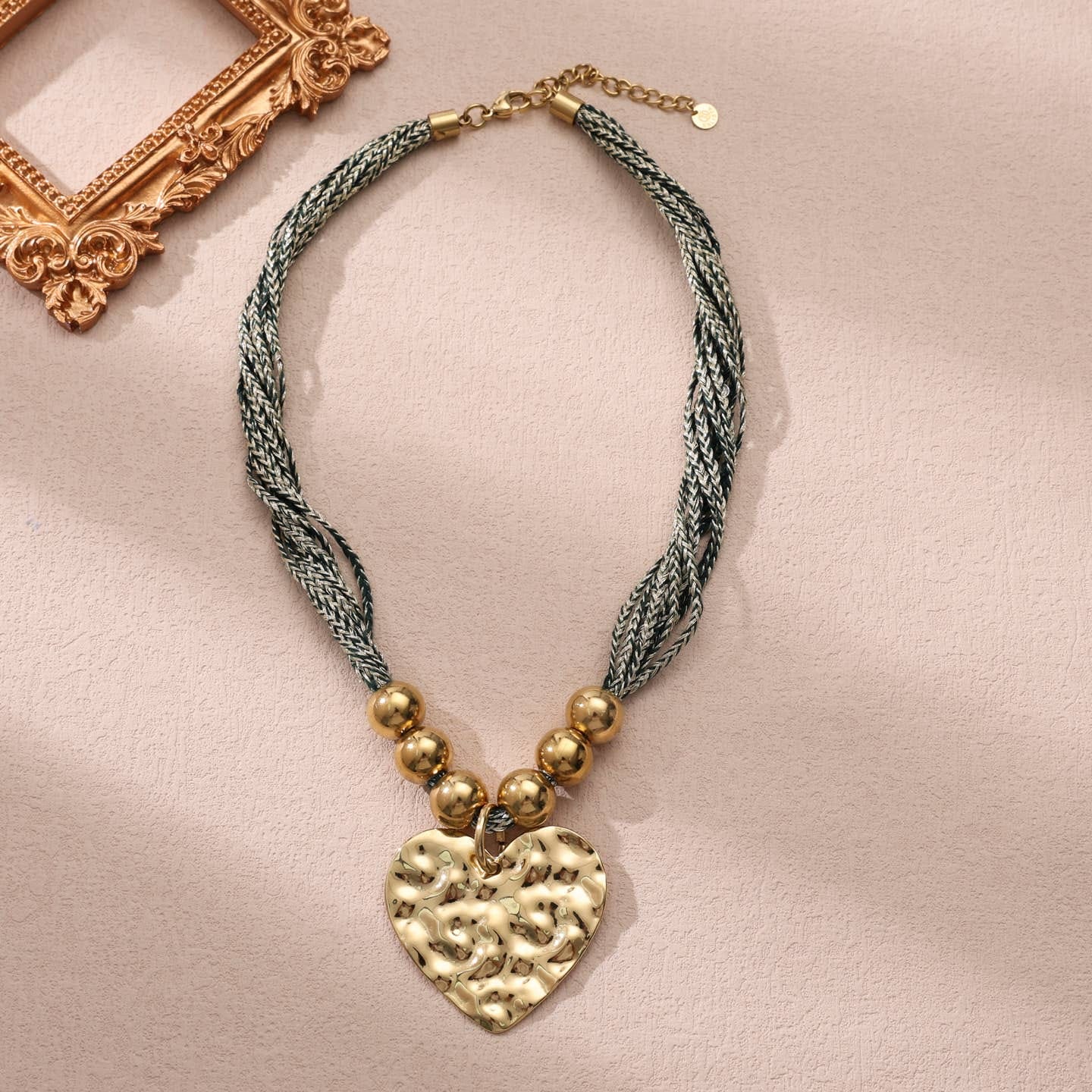 Collier multi cordons gris avec un pendentif de cœur martelé