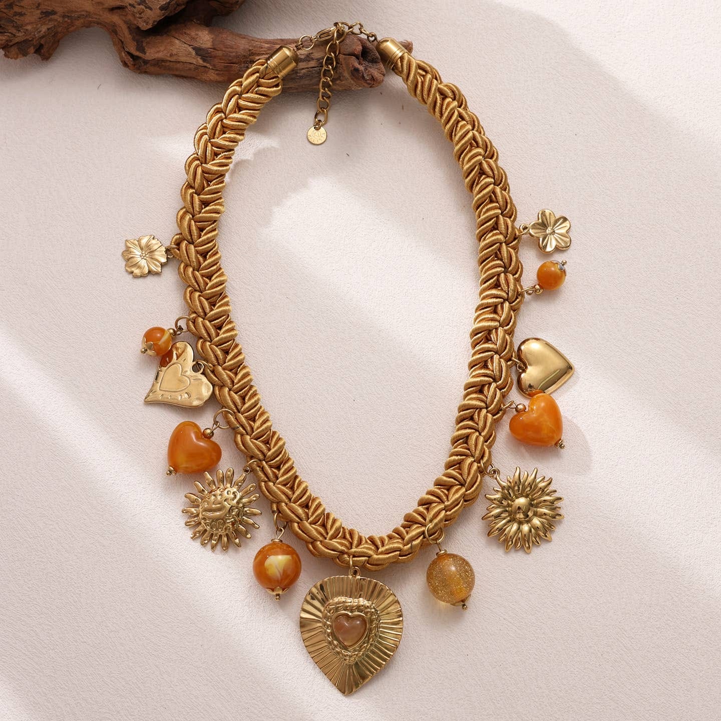 Collier cordon textile torsadé cœurs et charms décoratifs