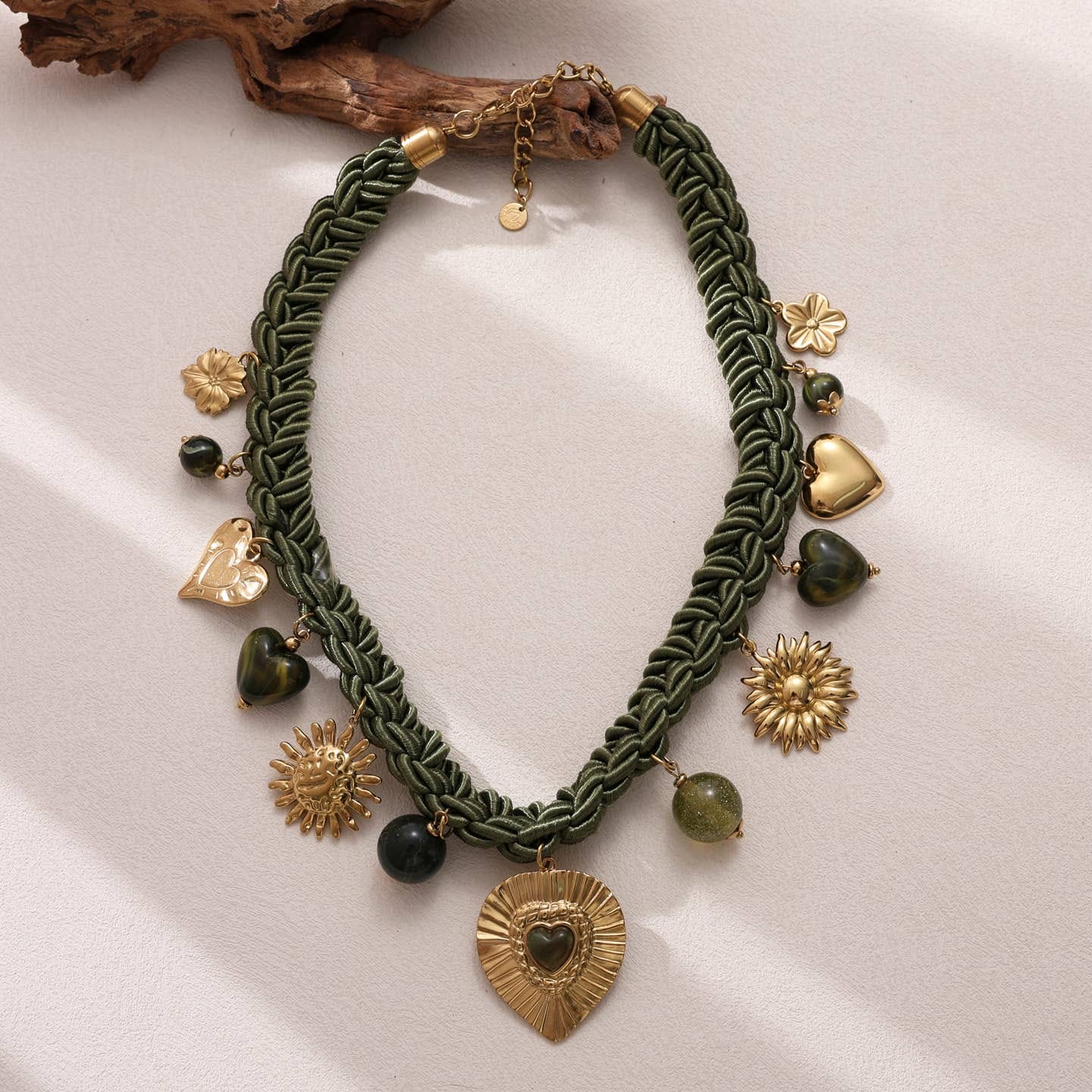 Collier cordon textile torsadé cœurs et charms vert et doré