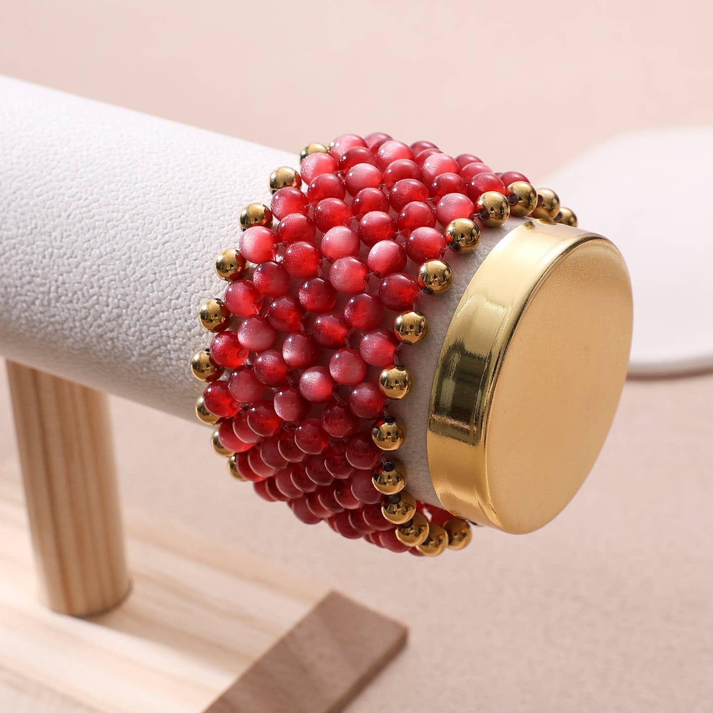 Bracelet multi-rangs élastique perles rouges en résines