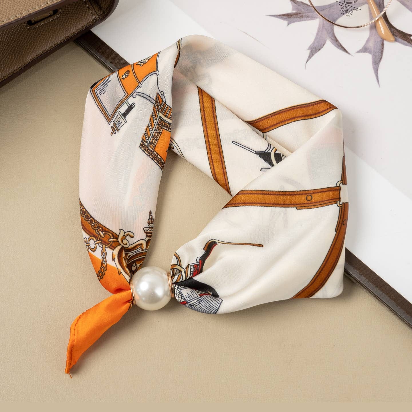 Foulard polyester aimanté élégant doux chic blanc et jaune