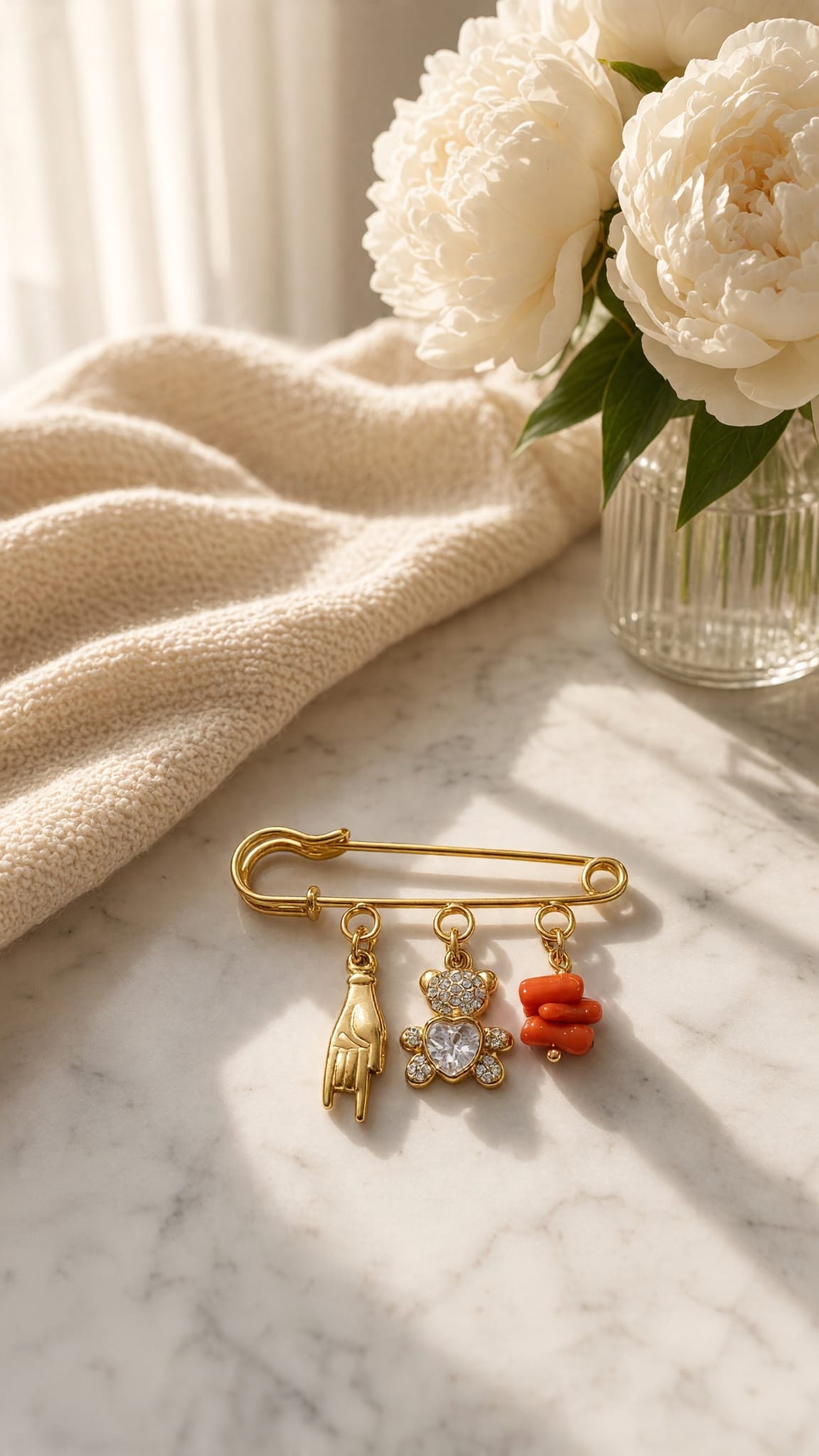 Broche ourson doré et corail véritable