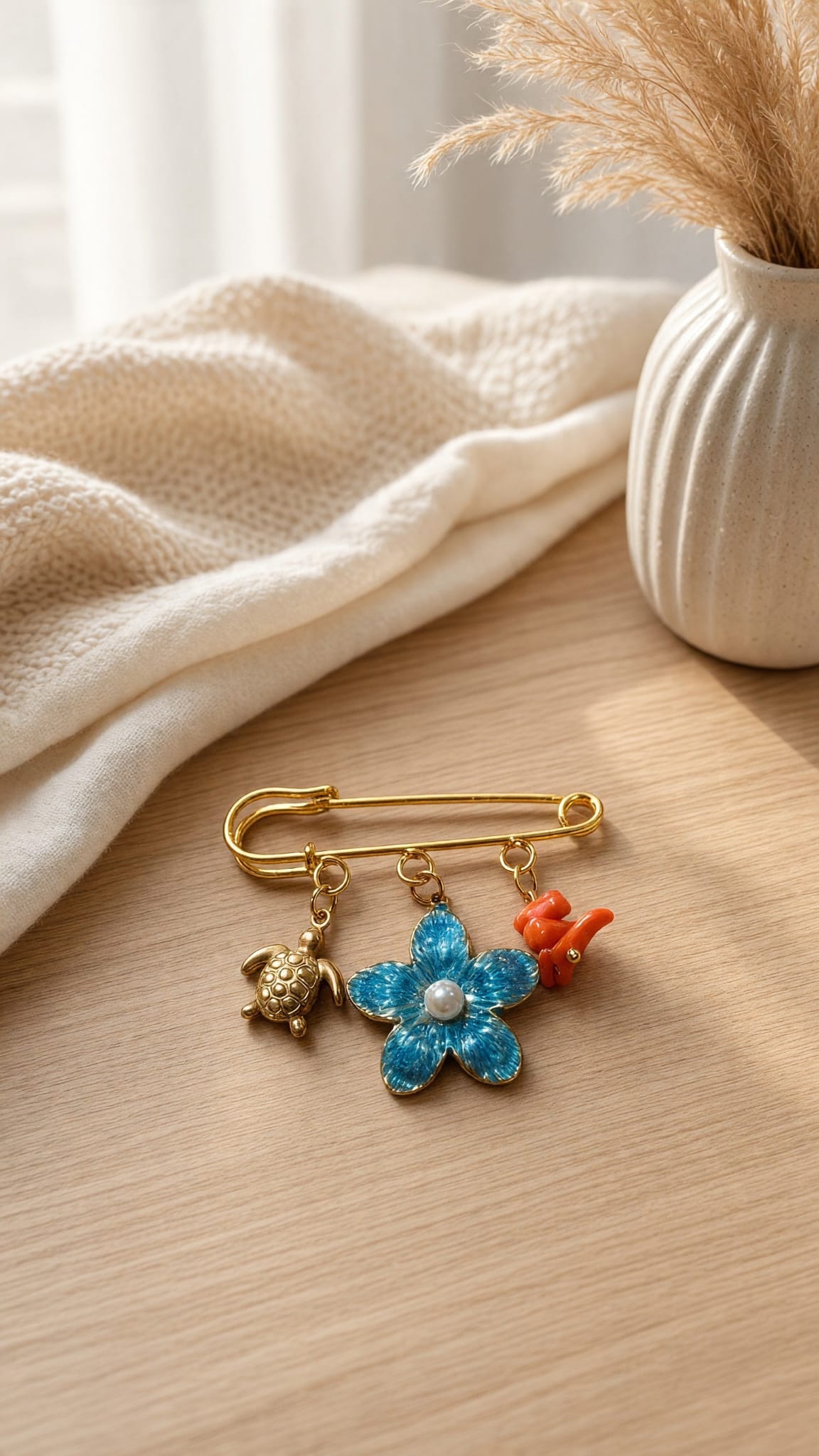 Broche tortue et fleur bleue avec corail véritable