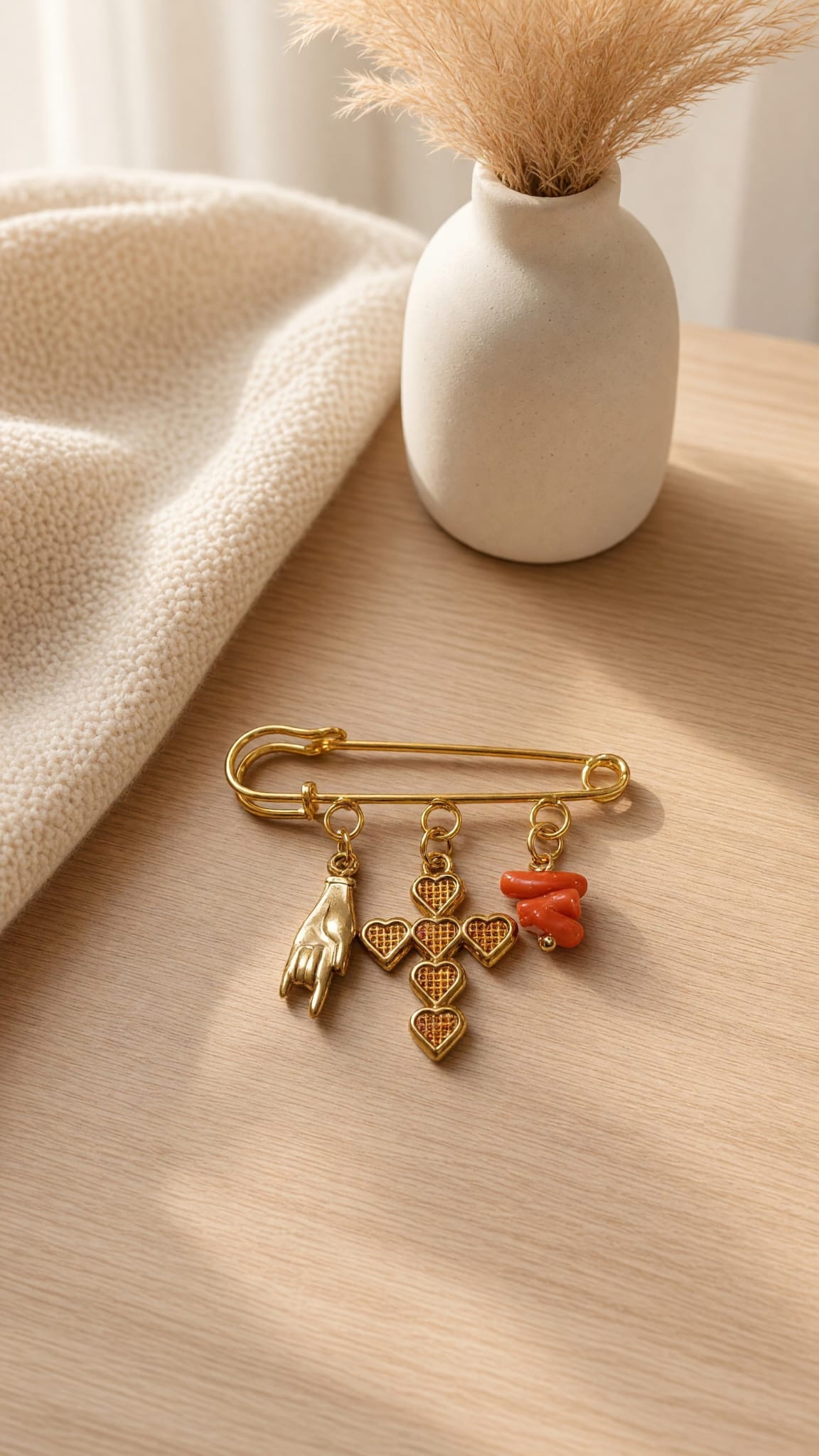 Broche dorée croix de cœurs et corail véritable