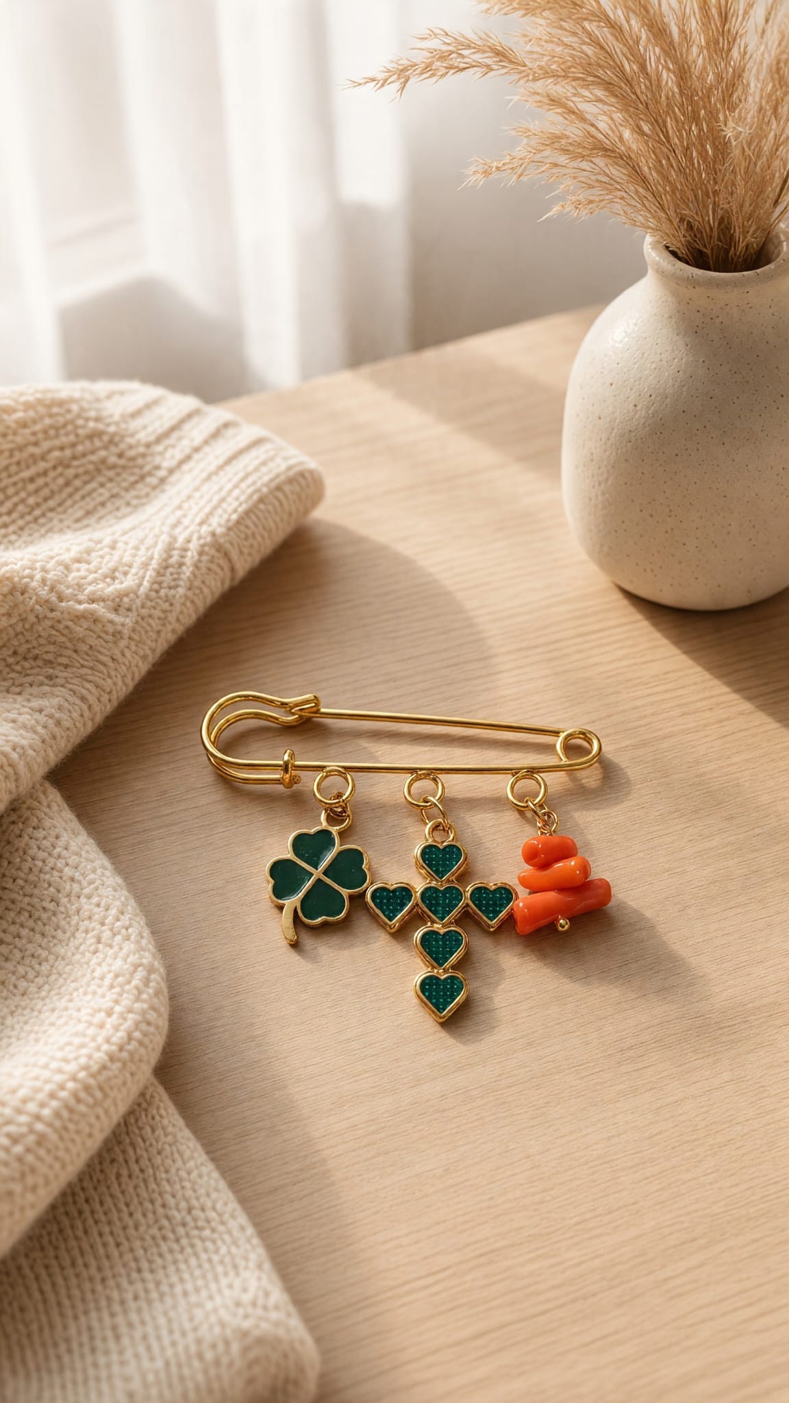 Broche dorée trèfle vert et croix de cœurs avec corail véritable
