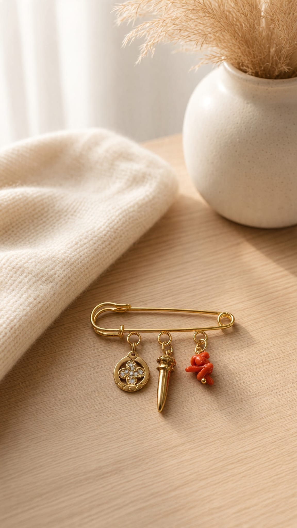 Broche dorée corne porte-bonheur et corail véritable