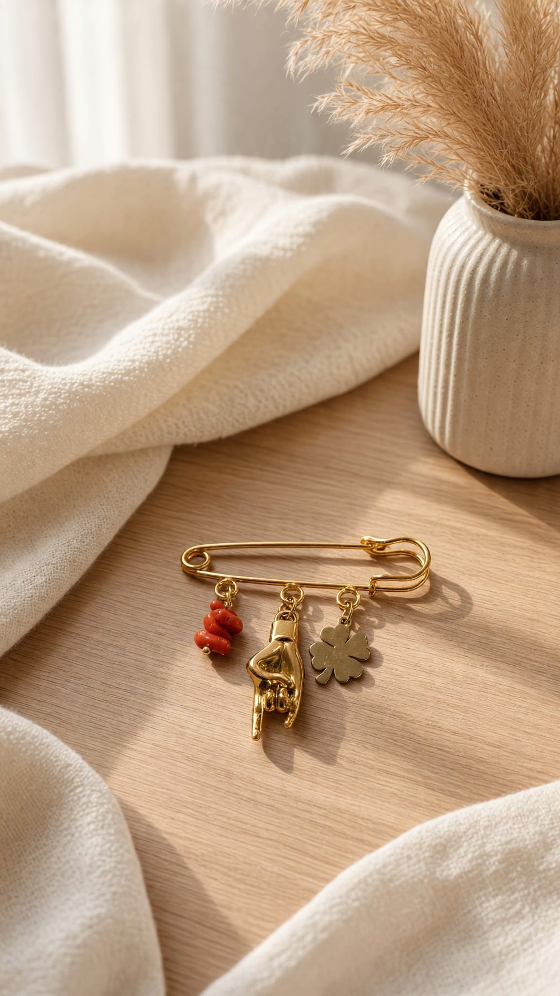 Broche dorée main porte-bonheur, trèfle et corail véritable