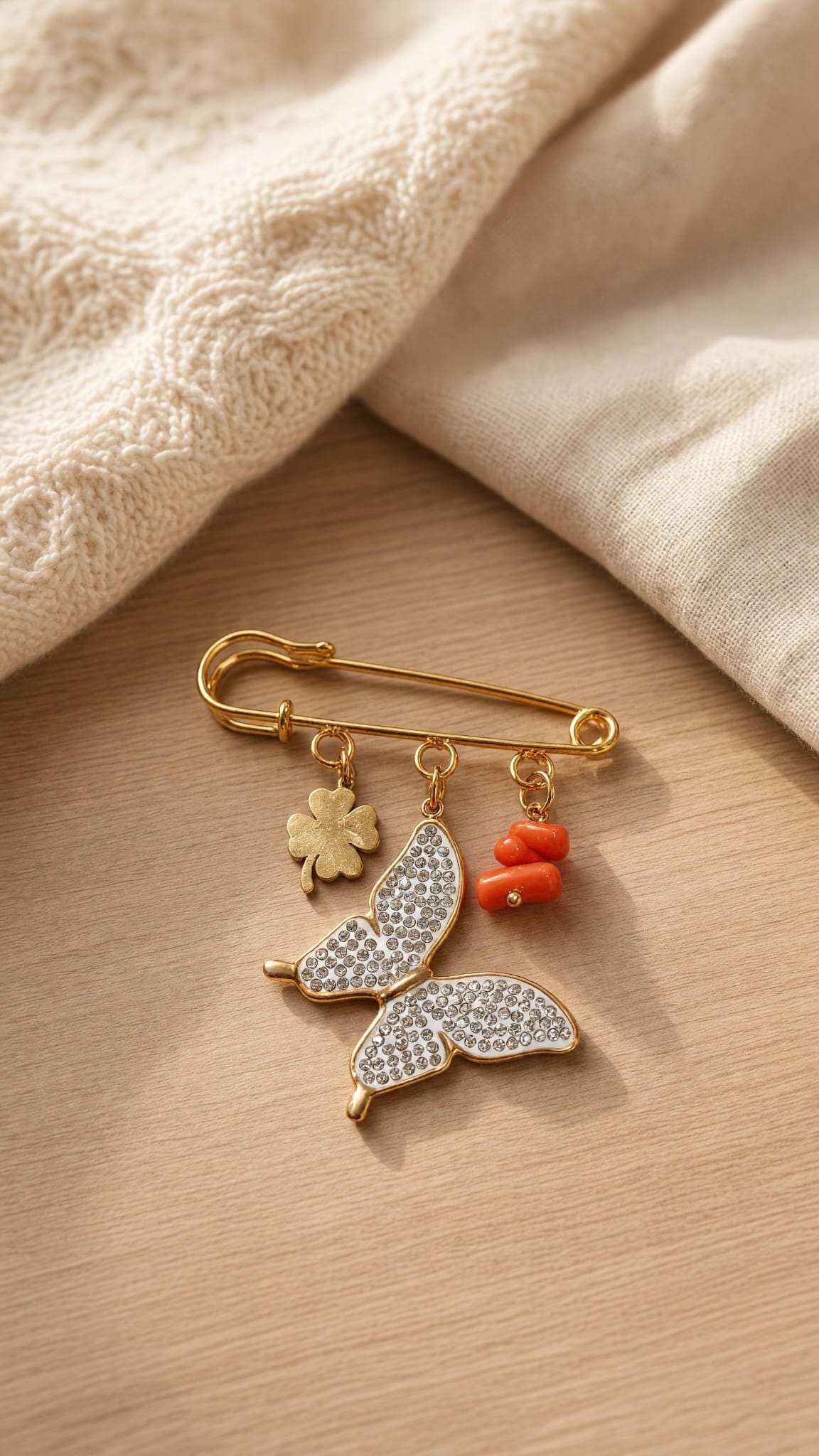 Broche dorée papillon scintillant, trèfle et corail véritable