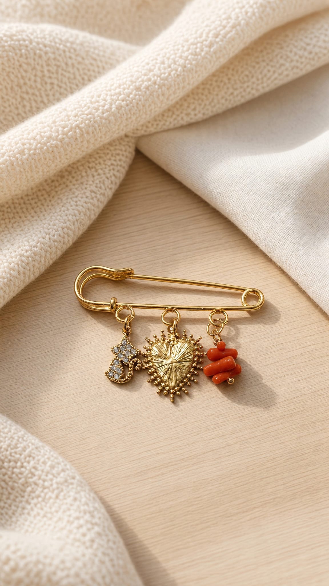 Broche dorée cœur rayonnant et corail véritable