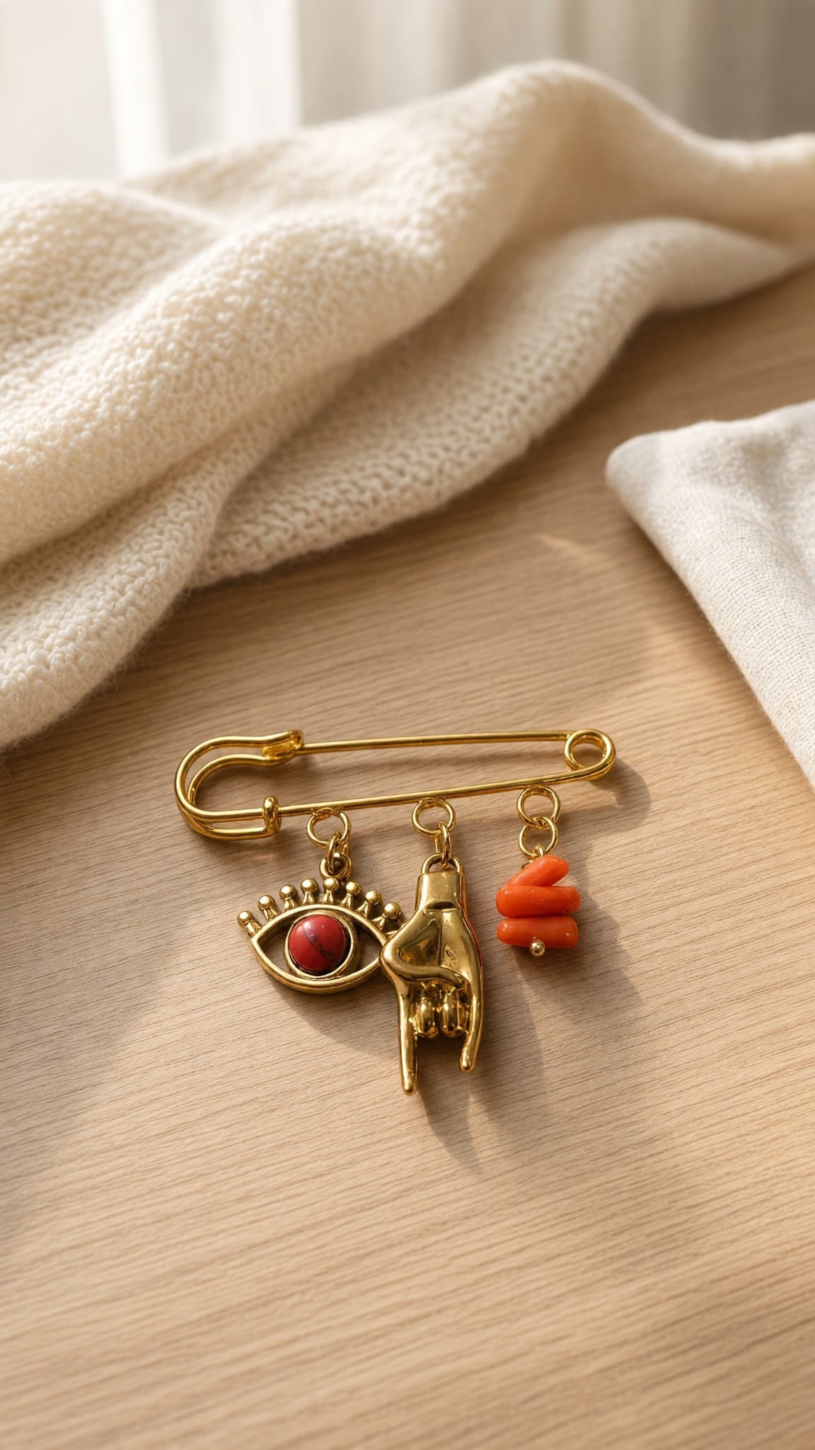 Broche dorée œil protecteur, main corse et corail véritable