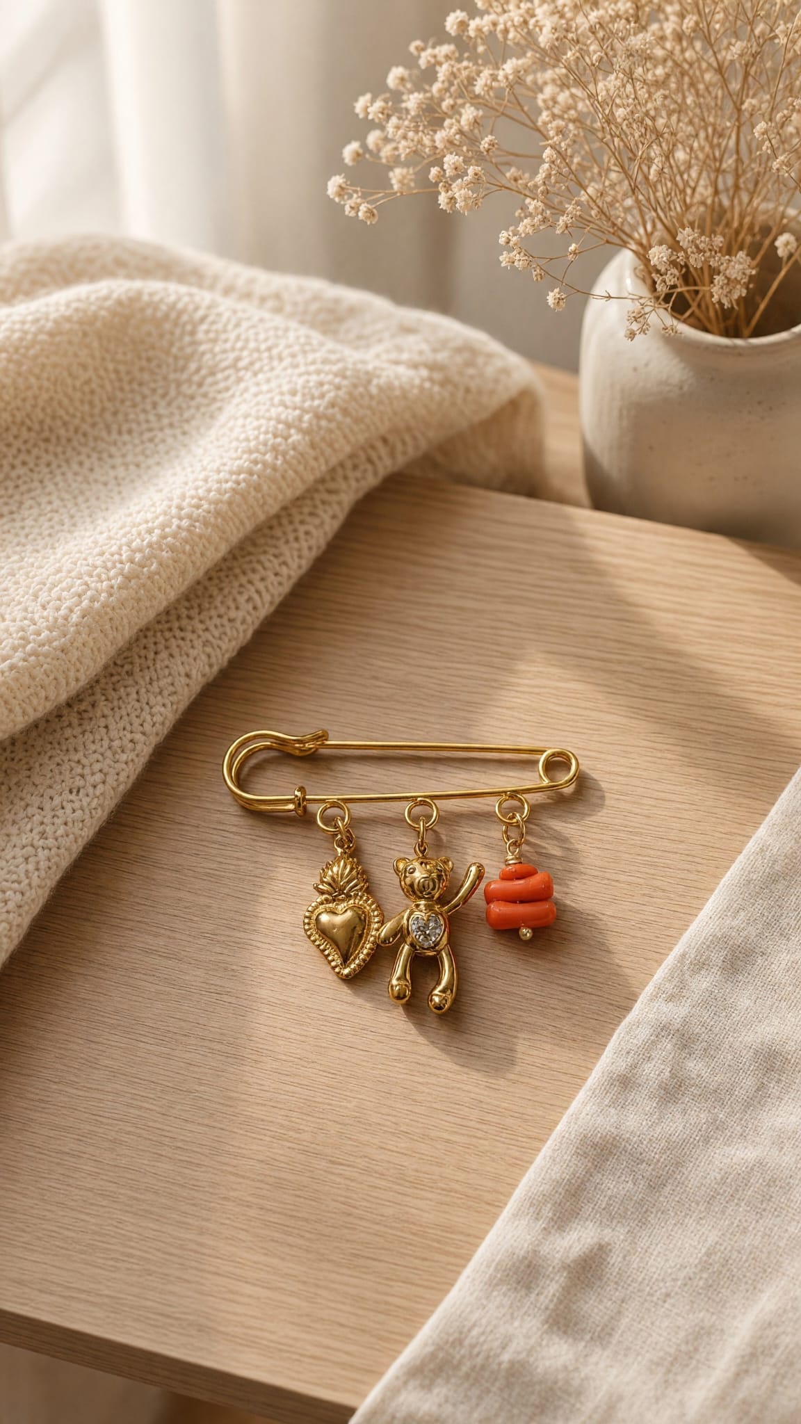 Broche dorée cœur sacré, ourson et corail rouge