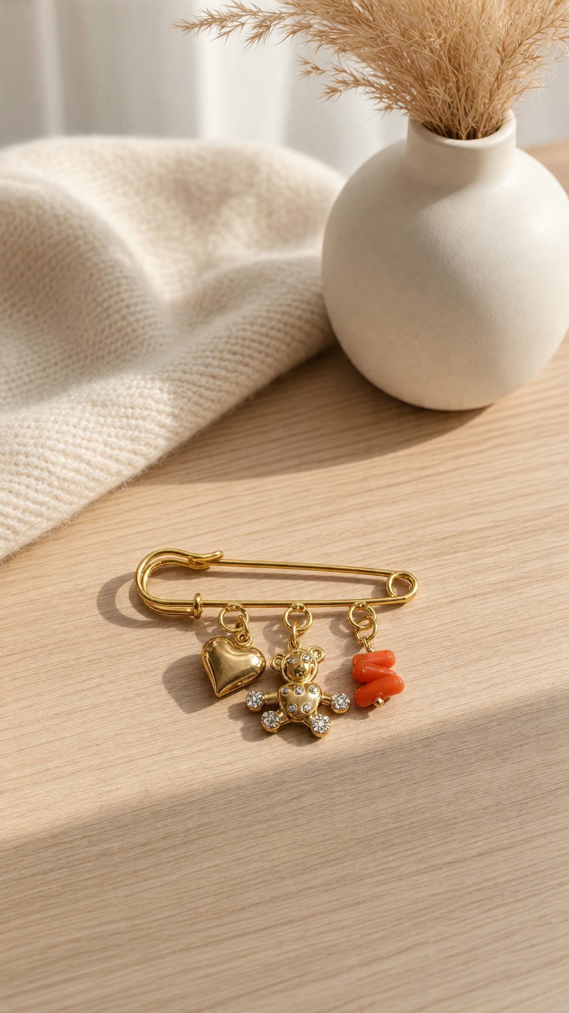 Broche acier inoxydable ourson strassé cœur doré et corail véritable