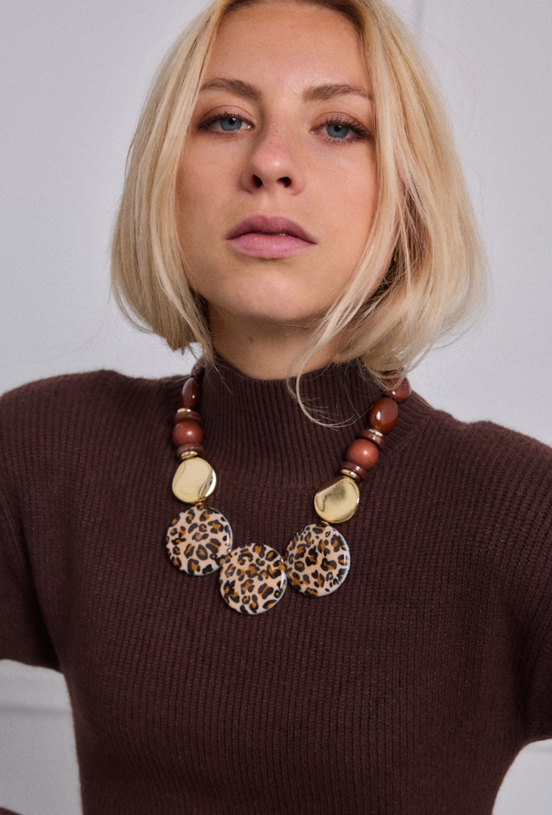 Idée cadeau pour femme corse : collier fantaisie élégant