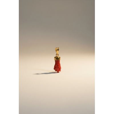 Petit pendentif discret en corail et or corse
