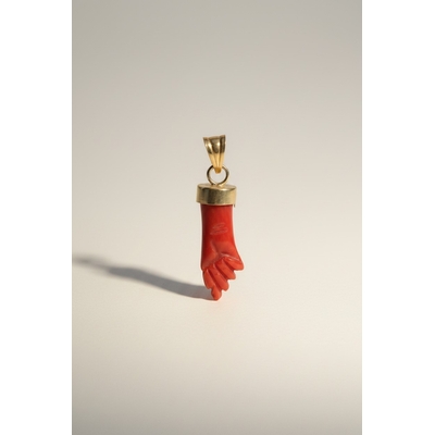 Pendentif main corse en corail véritable – Modèle discret