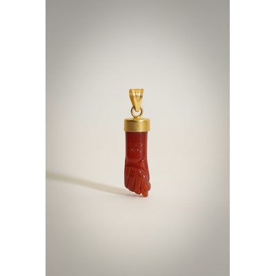Main de corail rouge sertie sur or fin