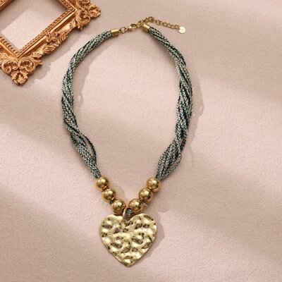 Collier multi cordons gris avec un pendentif de cœur martelé