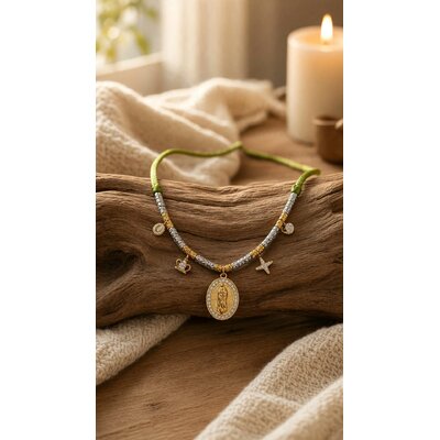 Collier Vierge Marie dorée à breloques sur cordon vert