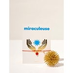 bracelet ornée d'une médaille en acier inoxydable recouverte de résine rouge avec une vierge et une perle de corail rouge naturel