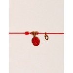 bracelet ornée dune médaille en acier inoxydable recouverte de résine rouge avec une vierge et une perle de corail rouge naturel véritable